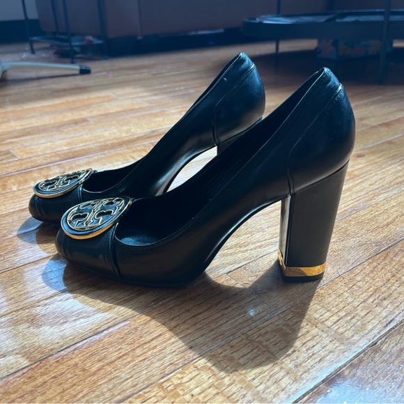 Tory Burch Black Pumps with Gold Logo high heel size 8 - Picture 7 of 10